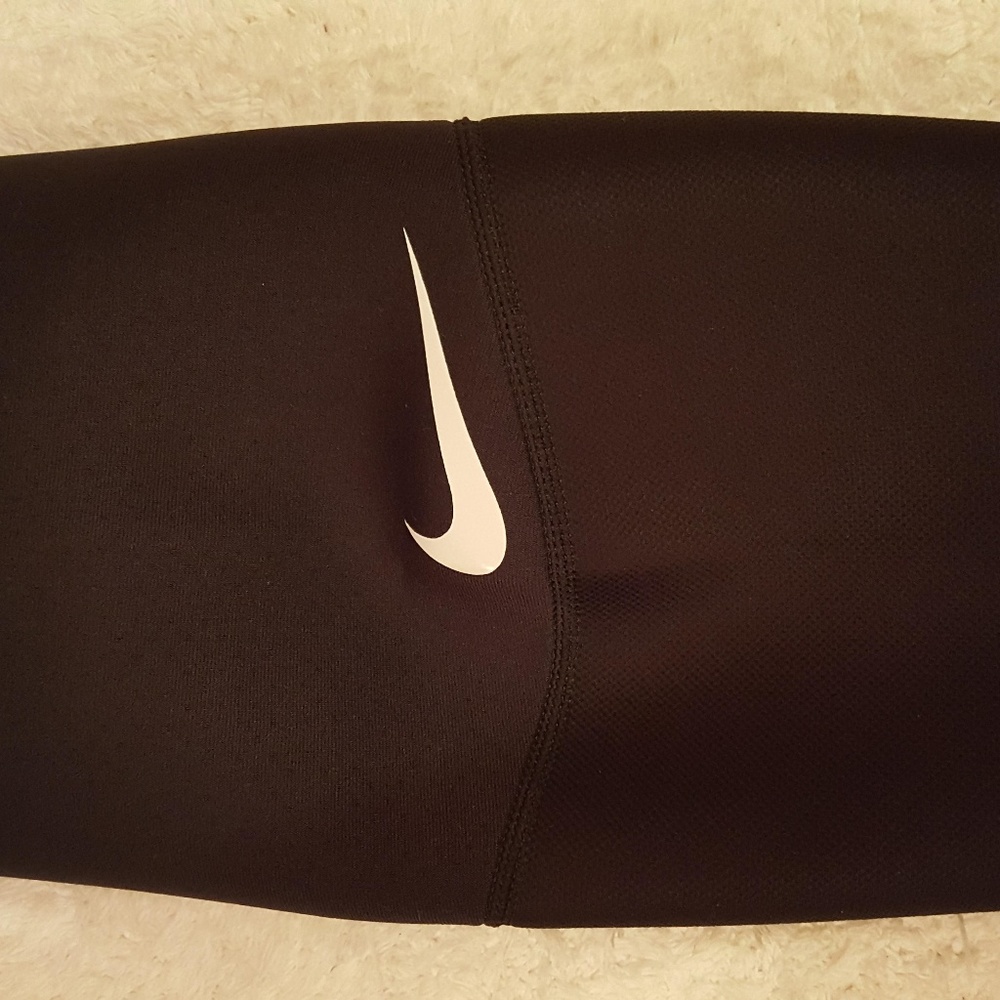 SOLD...Nike Pro Closed-Patella Knee Sleeve
